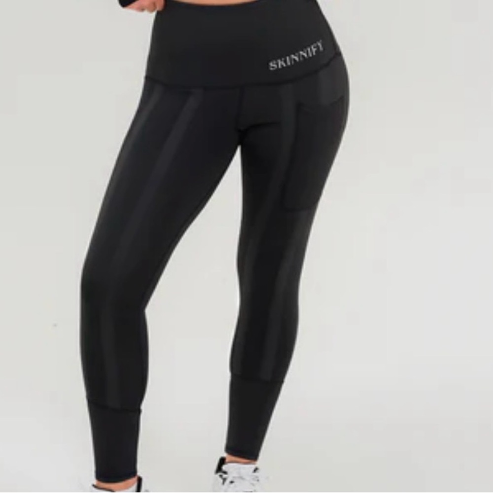 🆕 SKINNIFY resistance band black leggings, Medium (size 8)